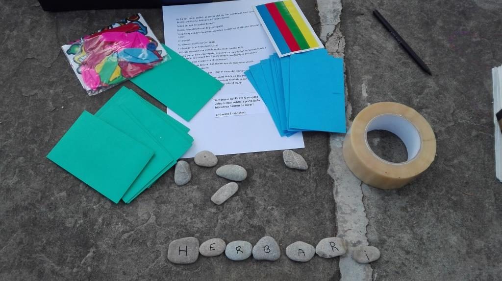 joc de pistes al voltant de l'escola