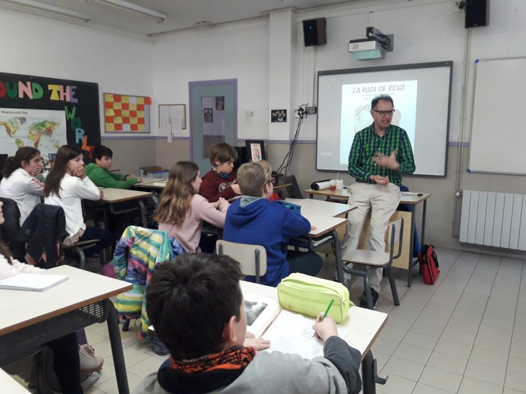 Jordi Folck parla dels seus llibres i de la professió d'escriptor davant els alumnes de 6è Primària.