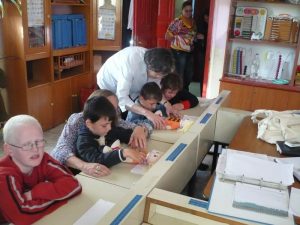 Marta Codina trabajando con alumnos