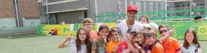 Imatge del Neymar amb un grup d'alumnes del CRE.