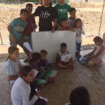 Amb un grup de nens i nenes