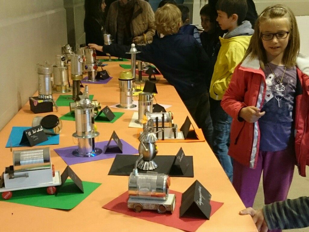 Exposició de robots a partir de metall de rebuig.