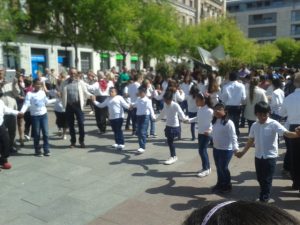 El passat diumenge 12 d'abril els nens i nenes de 3r vam ballar sardanes