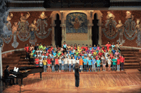 Cristina Colomer dirigint les corals