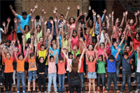 Irene Andreu dirigint les corals del Besós.