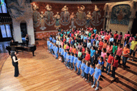 Yolanda Mallofré, dirigint les corals, Cristina Colomer al piano i Irene Andreu ajudant als cors.