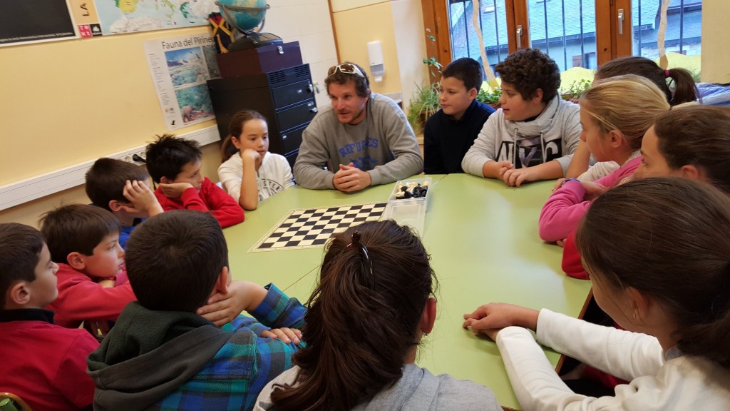 Es escolans de CS auem realizat un talhèr entà apréner a jogar a escacs