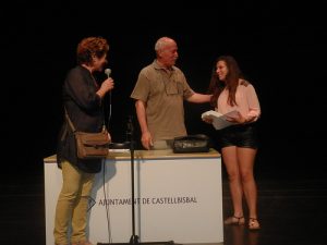 Andreu Martín entregant el premi a la Montse Prieto, alumna guanyadora, a "Els Costals".