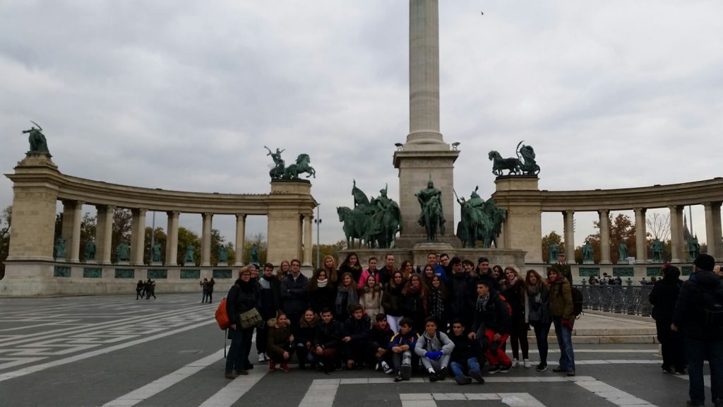 L'equip ALLTALKIE a la Plaça dels Herois de Budapest.