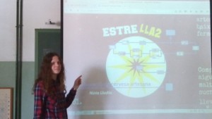 Núria Lladós exposant el seu treball de recerca.