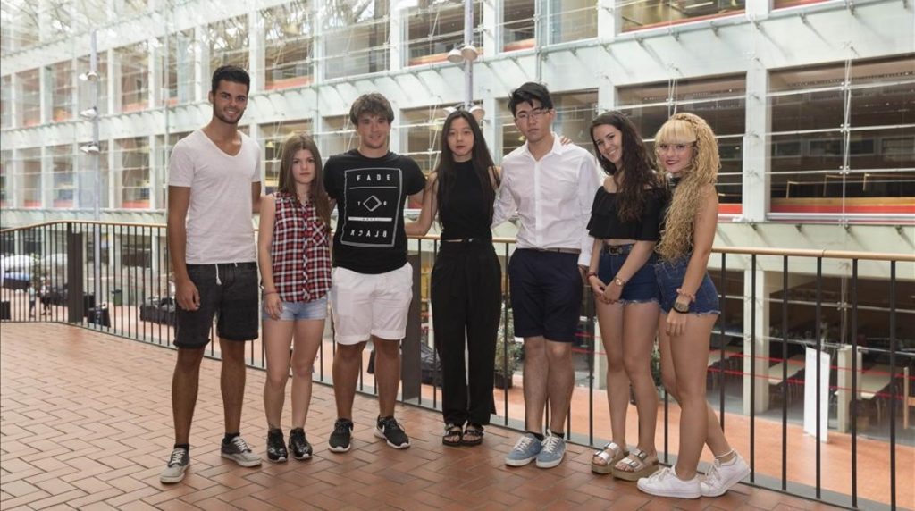 BARCELONA 14 07 2016 LA ONG BARCELONA ACTUA HA CREADO UNAS BECAS UNIVERSITARIAS PARA JOVENES SIN RECURSOS EN LA FOTO ALUMNOS QUE HAN OBTENIDO LA BECA ESTE ANO Y EL ANTERIOR EN LA UNIVERSITAT POMPEU FABRA UPF FOTO JOSEP GARCIA