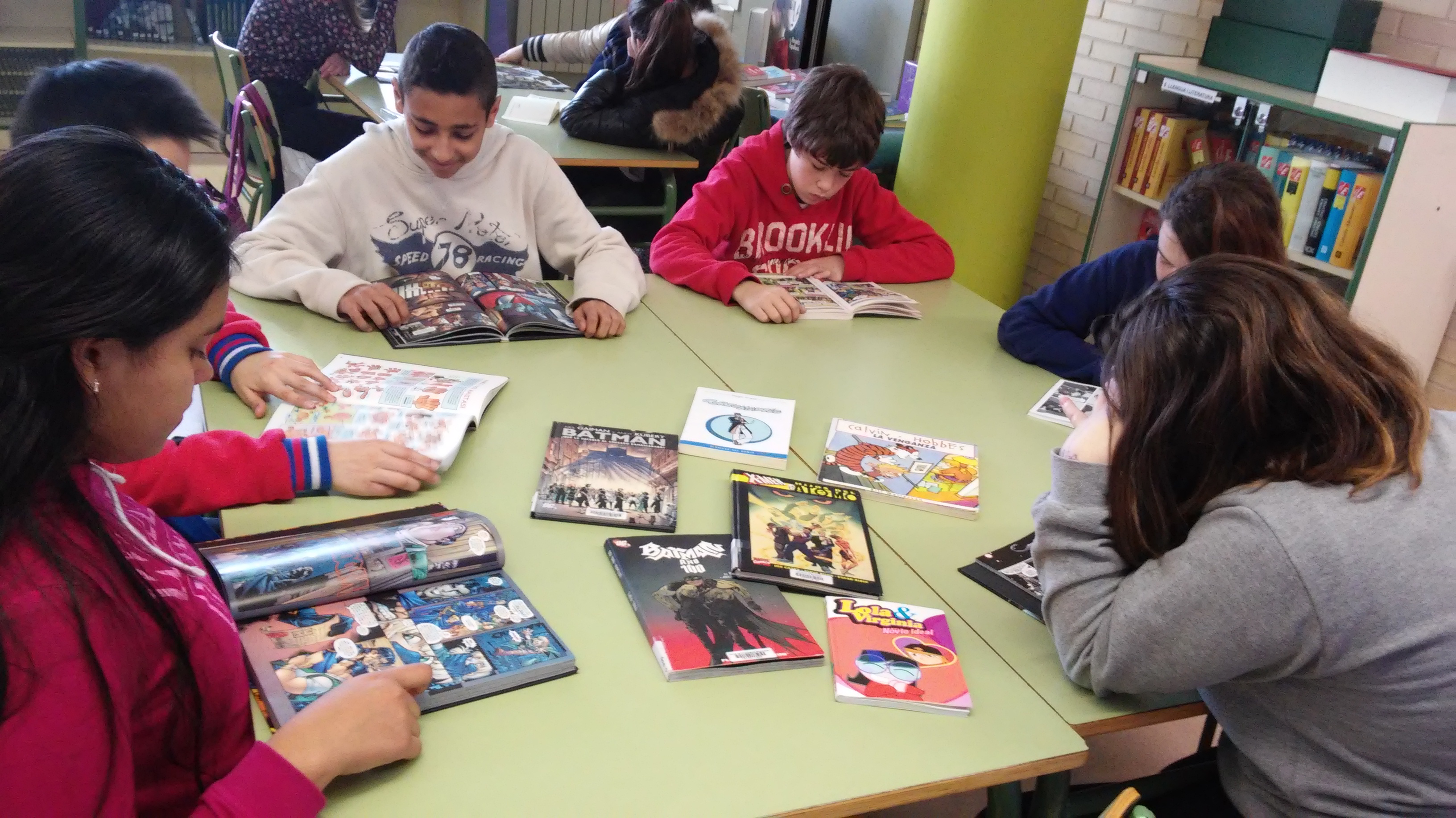 alumnes llegint còmics (2)