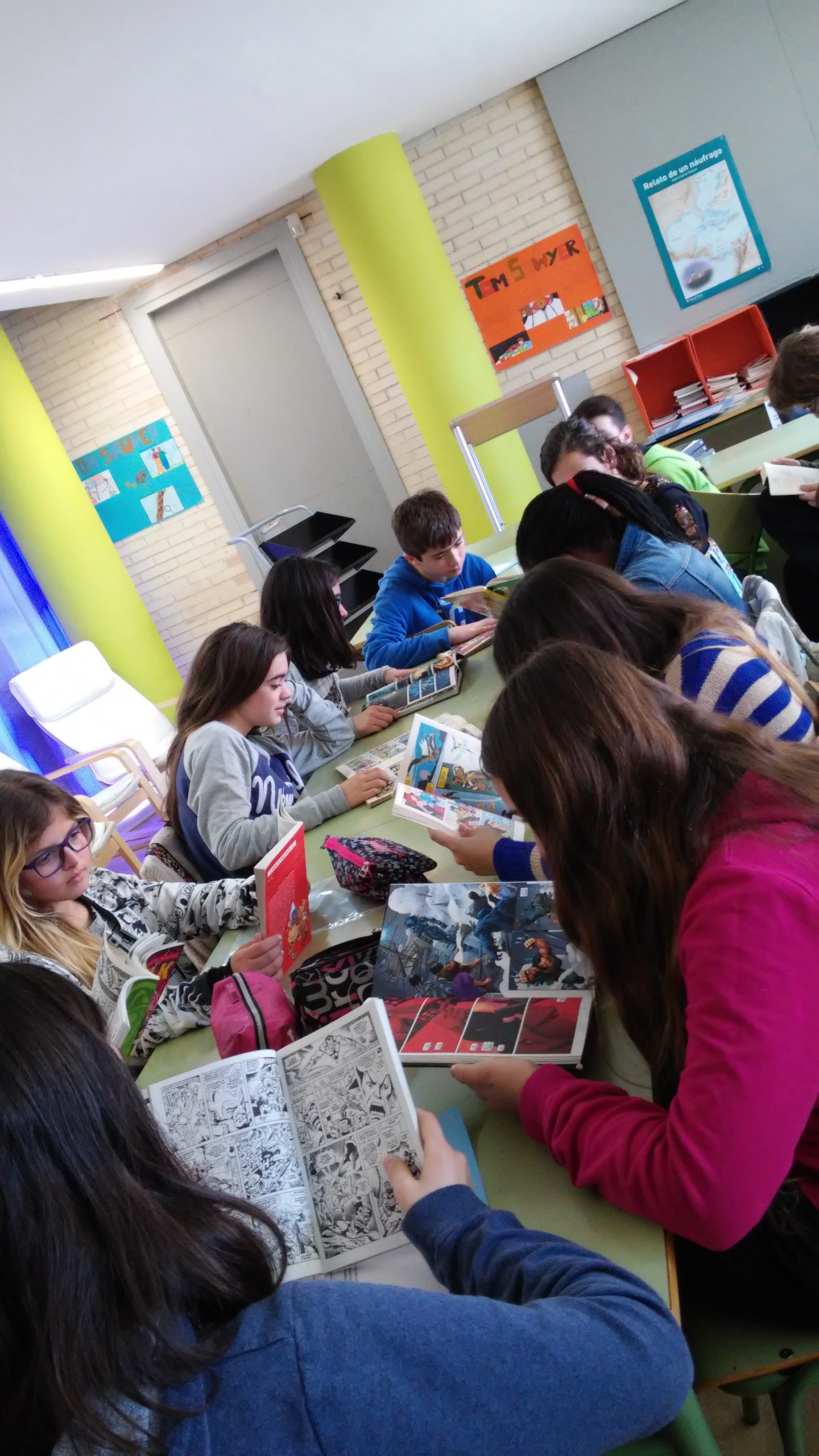 alumnes llegint còmics