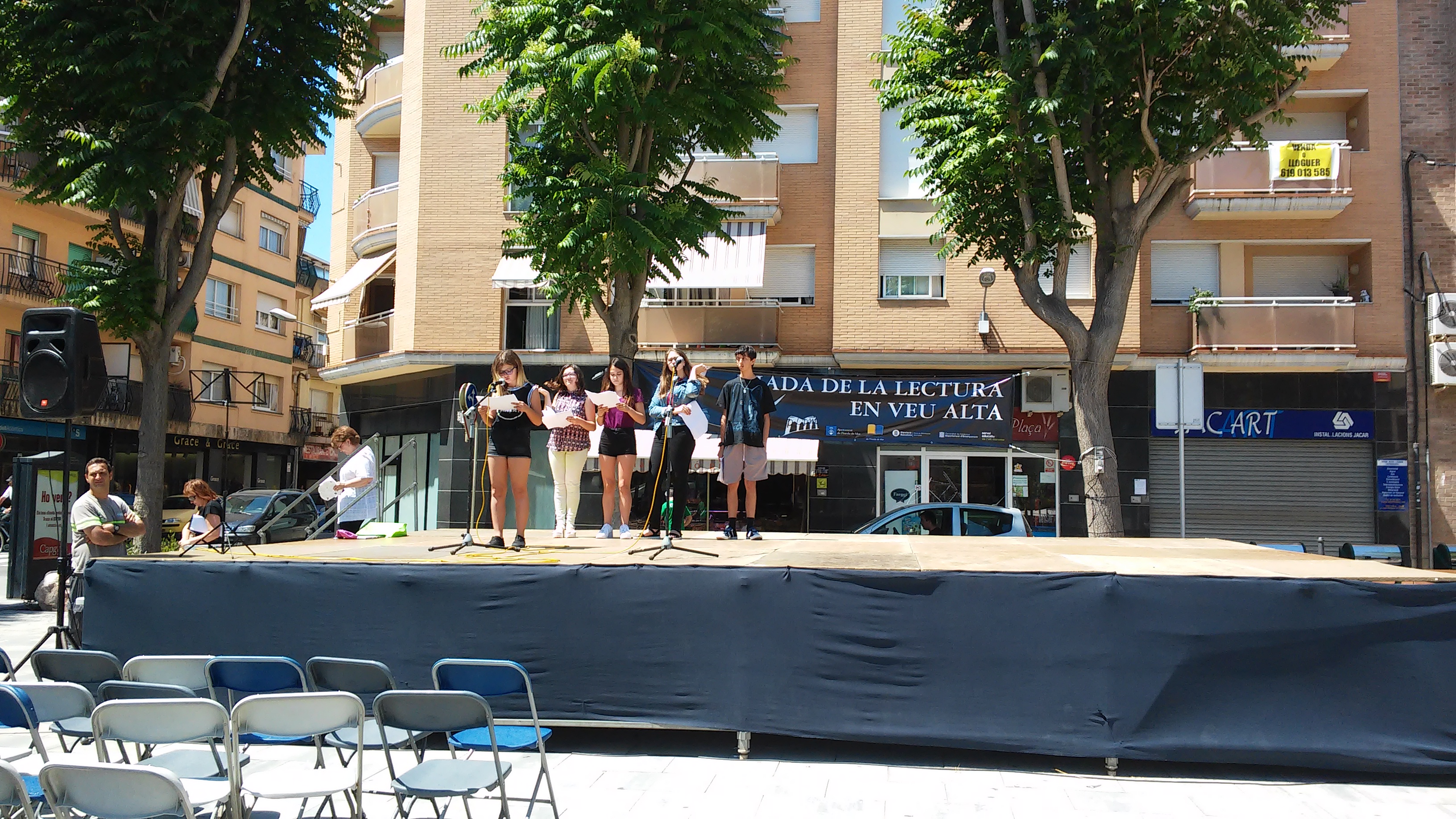 Alba perellón llegint