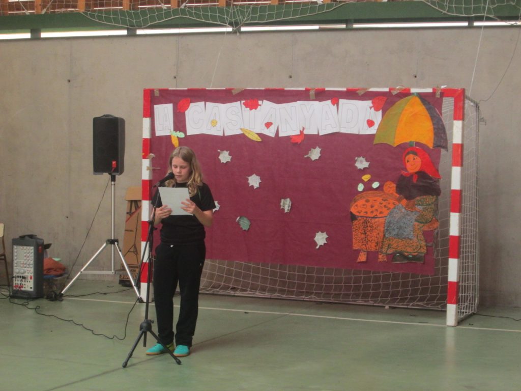 La Nadia presenta l'acte.