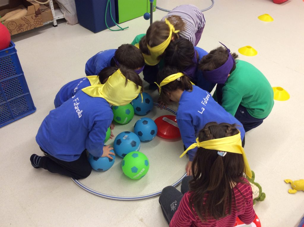 Llegint una de les proves que ens van deixar els micos!