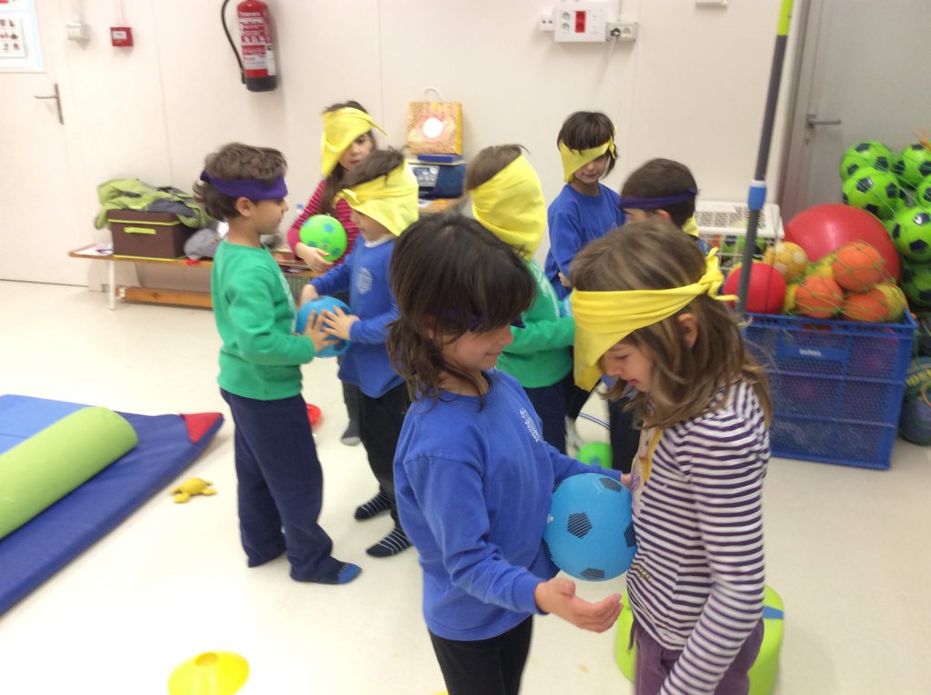 Ajudant a portar cocos als micos