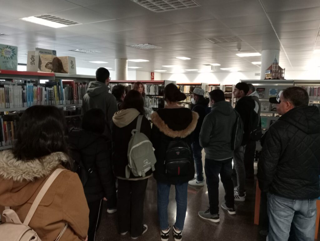 Visita del CFA Gavà a la Biblioteca Josep Soler Vidal