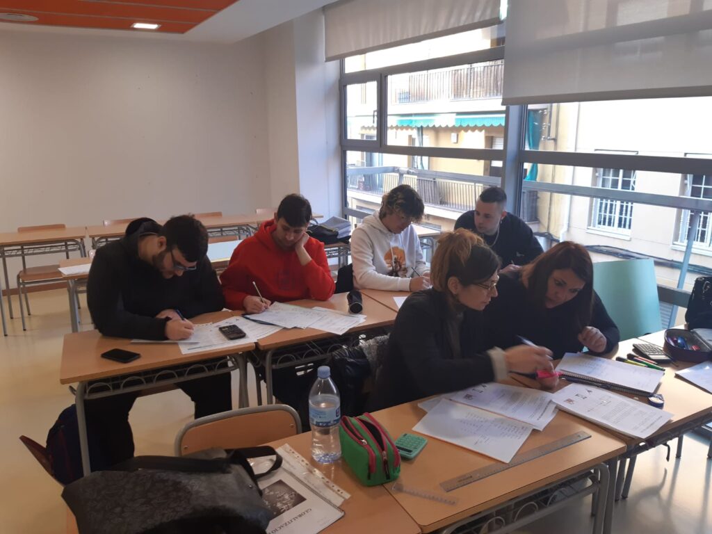 Alumnes del GES 2 del CFA Gavà i mesures estadístiques