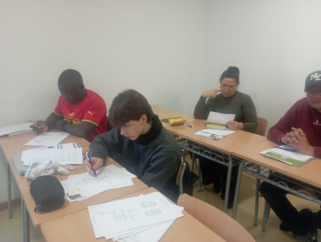 Alumnes de Català 2 resolent mots encreuats al CFA Gavà