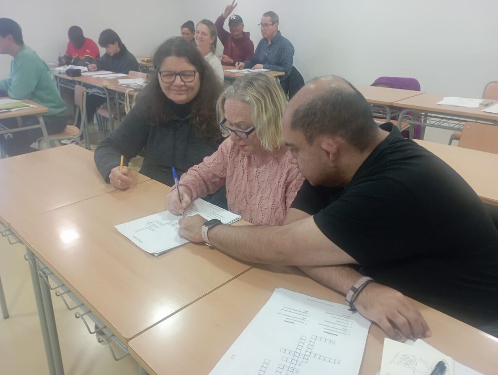 Tres alumnes de Català 2 resolent mots encreuats al CFA Gavà