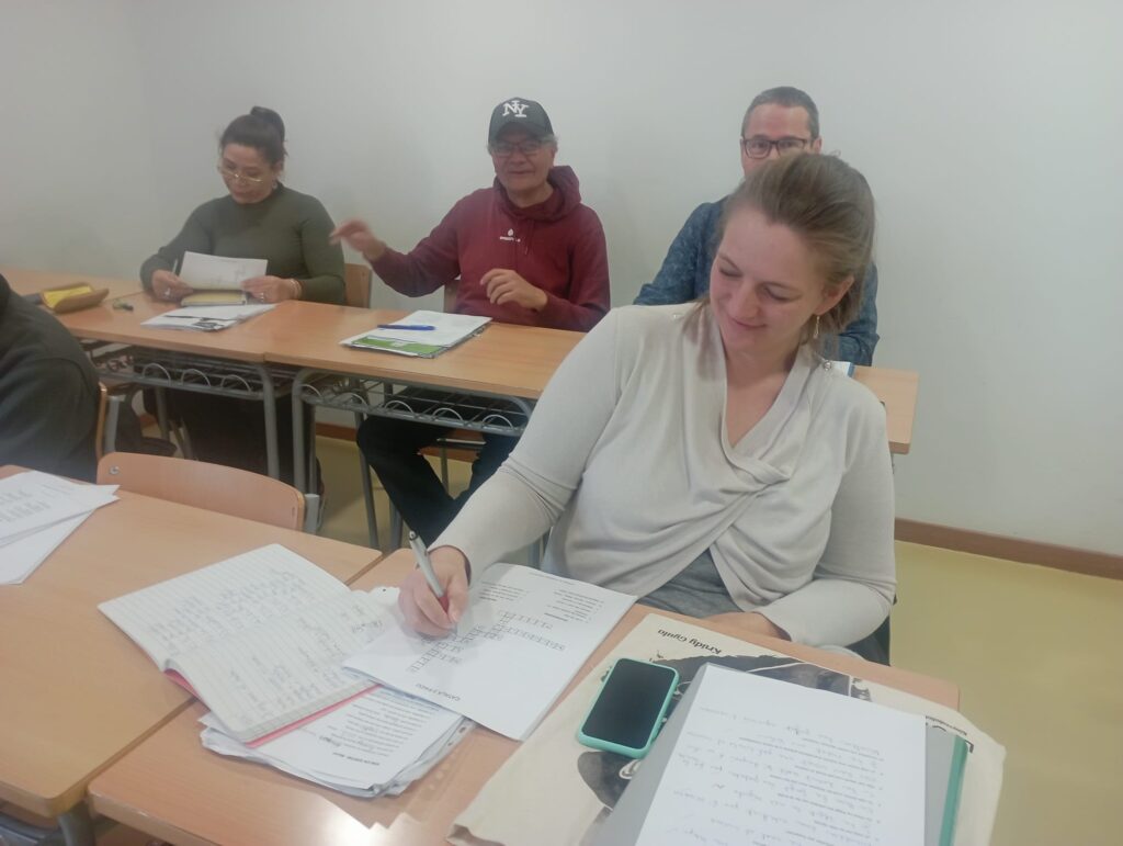 Alumnes de Català 2 resolent mots encreuats al CFA Gavà