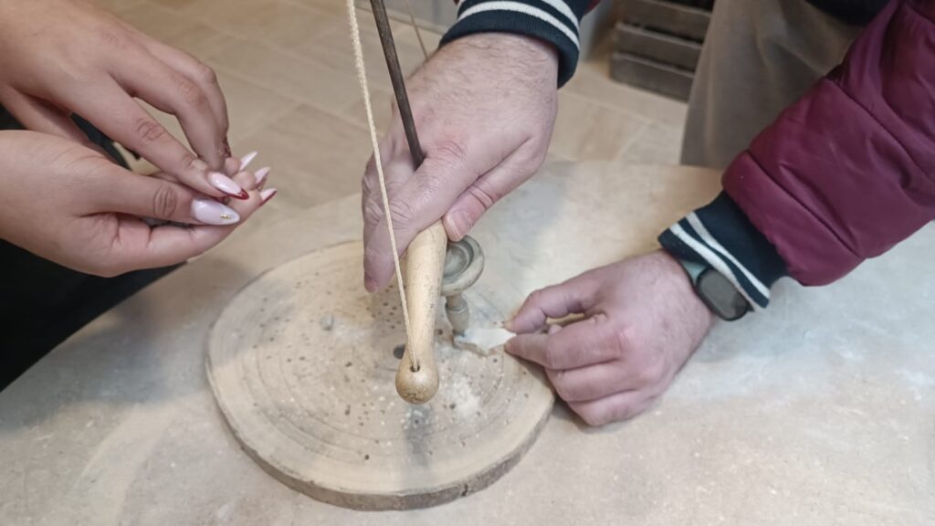 Alumnes del CFA Gavà al taller de joieria de les Mines Neolítiques de Gavà