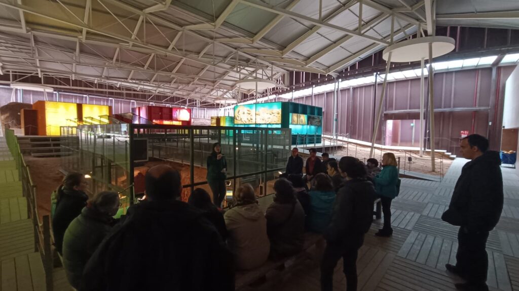 Alumnes del CFA Gavà escoltant l'explicació a les mines de Gavà