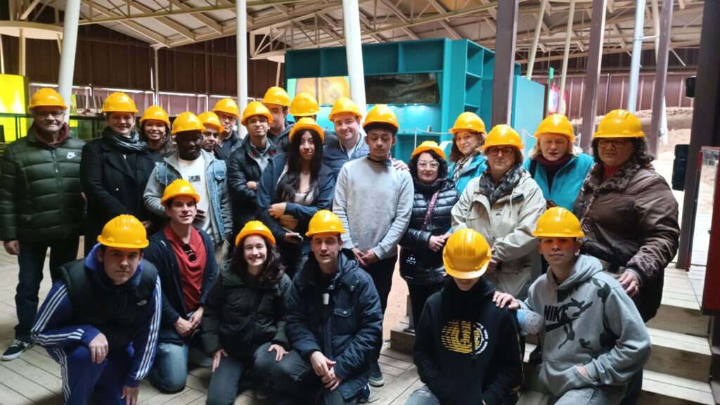 Fotografia de grup d'alumnes del CFA Gavà a la sortida a les mines neolítiques de Gavà