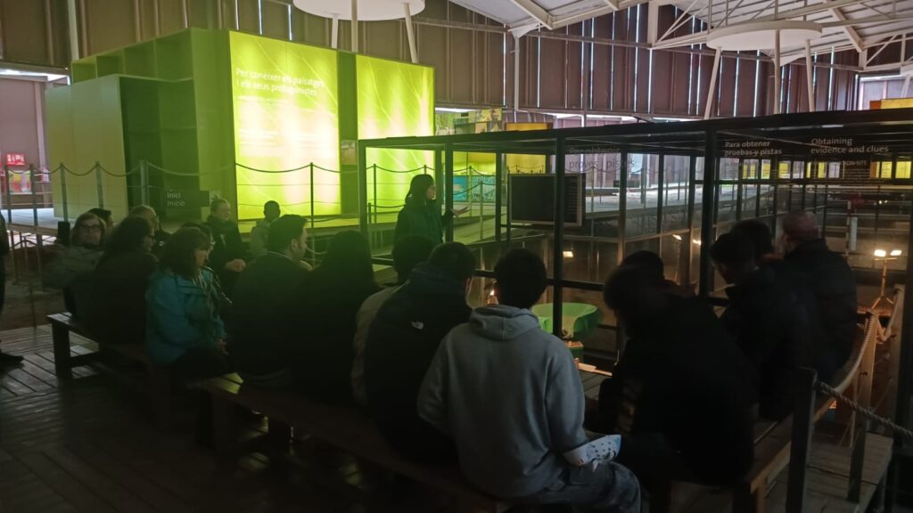 Alumnes del CFA Gavà escoltant l'explicació a les mines de Gavà