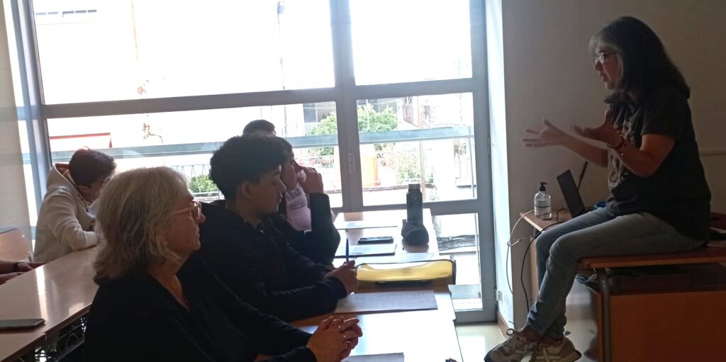 Tessa Cooper explica a l'aula de GES del CFA Gavà