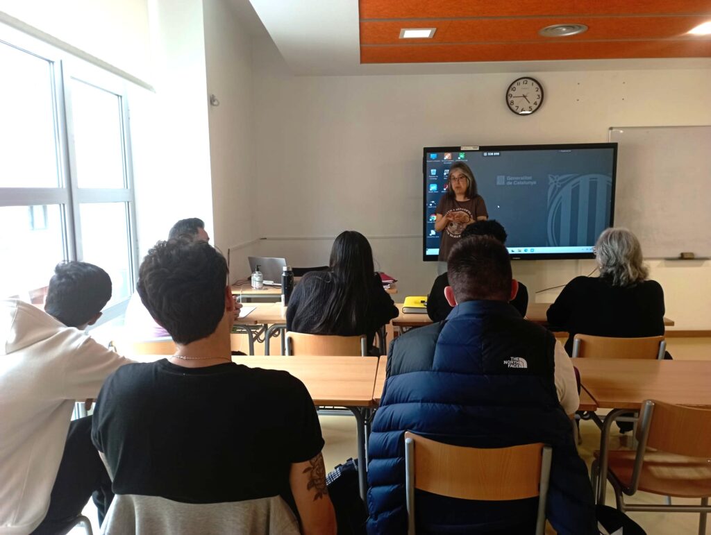 Alumnat del CFA Gavà a l'aula de GES escoltant les explicacions de Tessa Cooper