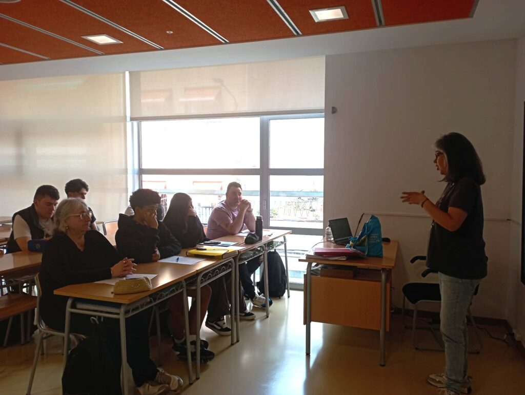 Tessa Cooper explica a l'aula de GES del CFA Gavà