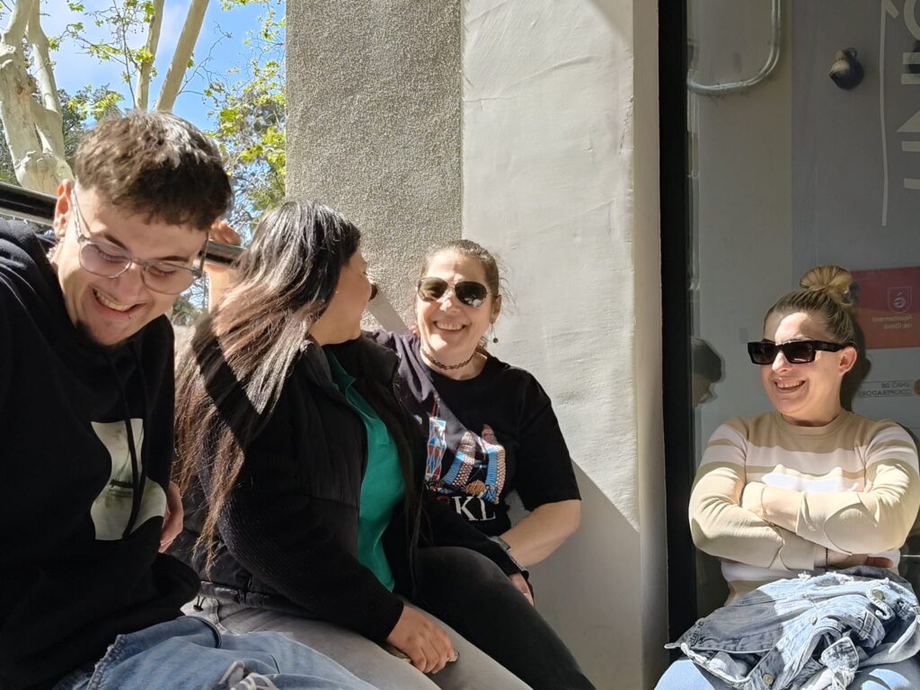 L'alumnat del CFA Gavà esperant entrar al taller IA i programació a la Unió de Cooperadors de Gavà