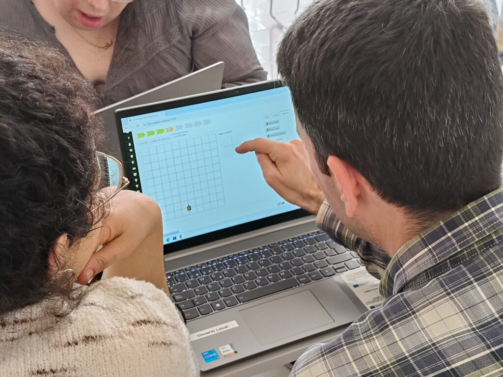 L'alumnat del CFA Gavà programant amb logo