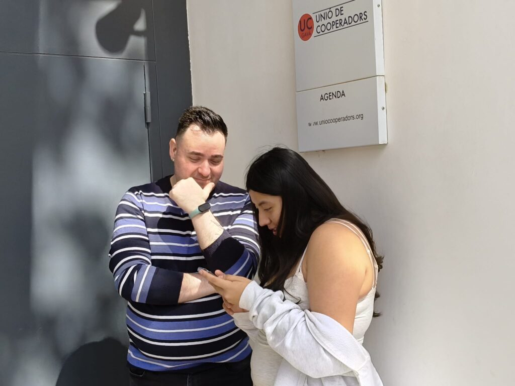 L'alumnat del CFA Gavà esperant entrar al taller IA i programació a la Unió de Cooperadors de Gavà