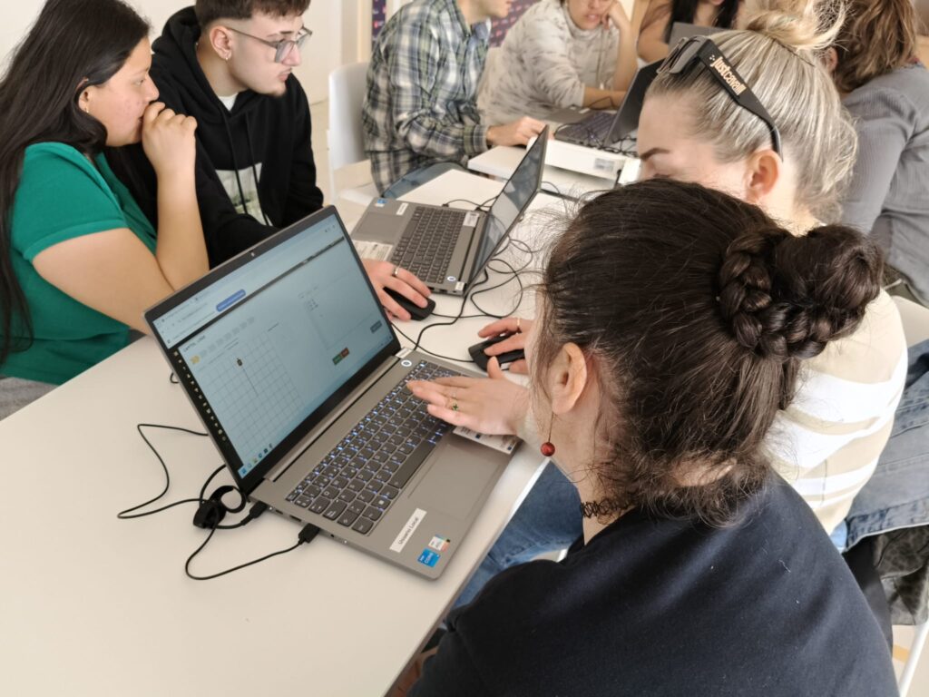L'alumnat del CFA Gavà programant amb logo