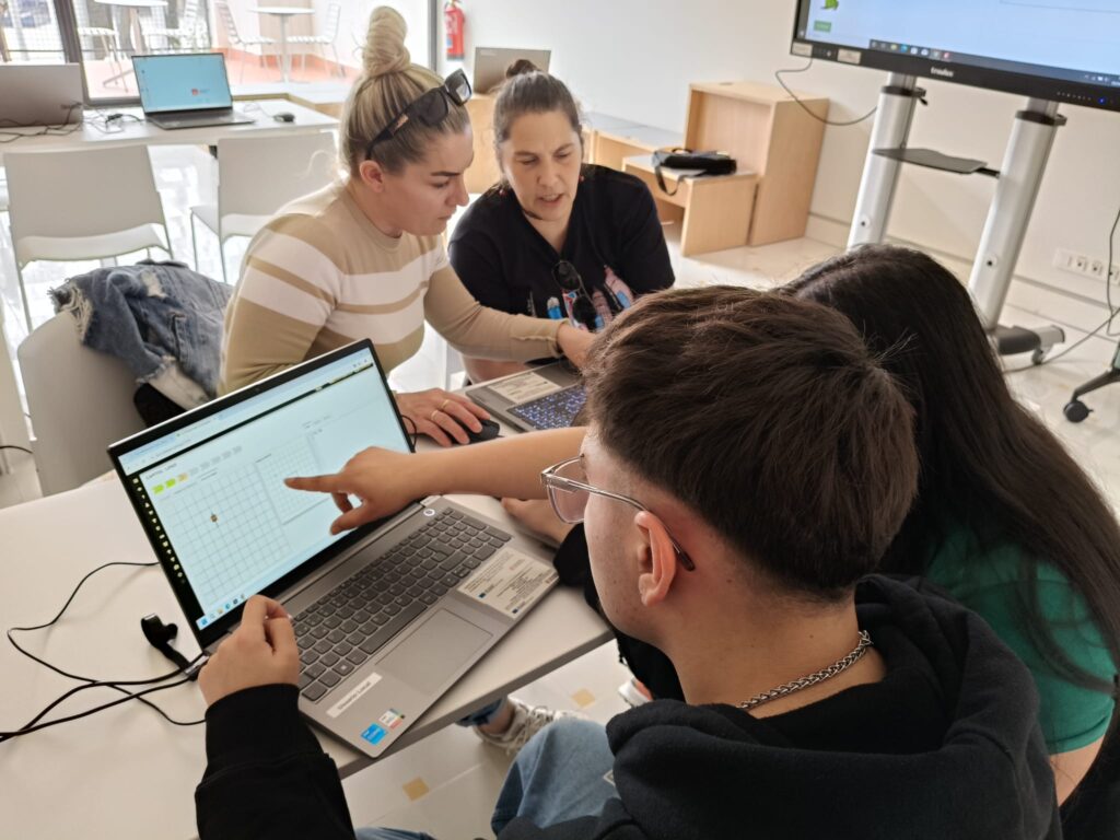 L'alumnat del CFA Gavà programant amb logo