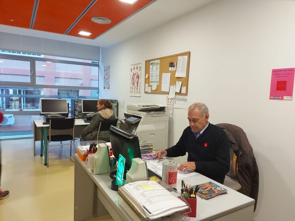 Alumnat a l'aula d'autoformació del CFA Gavà