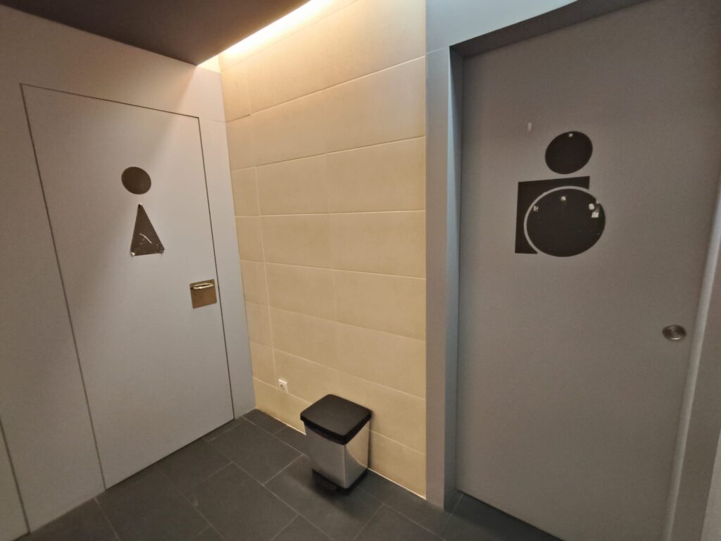 Banys adaptats al CFA Gavà