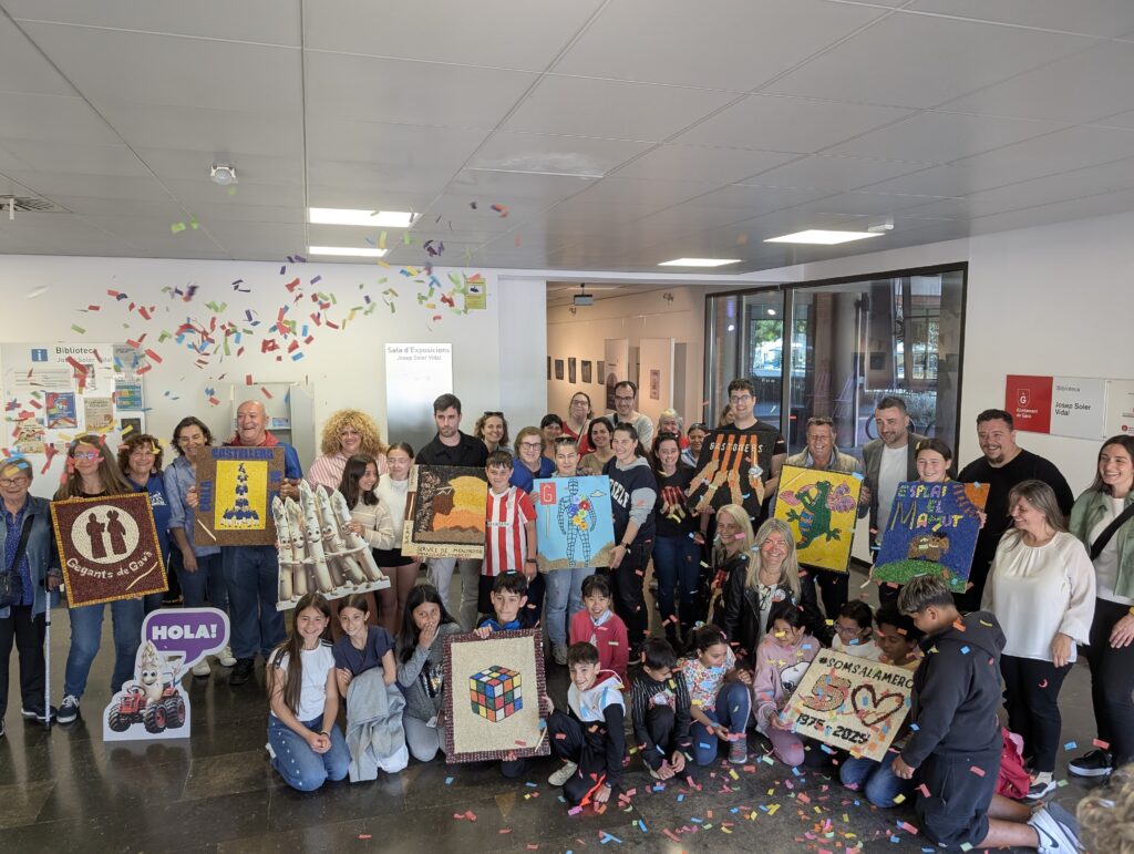 Imatge de grup de les entitats de Gavà que han entregat la seva panera de llavors per a la Fira d'Espàrrecs 2025