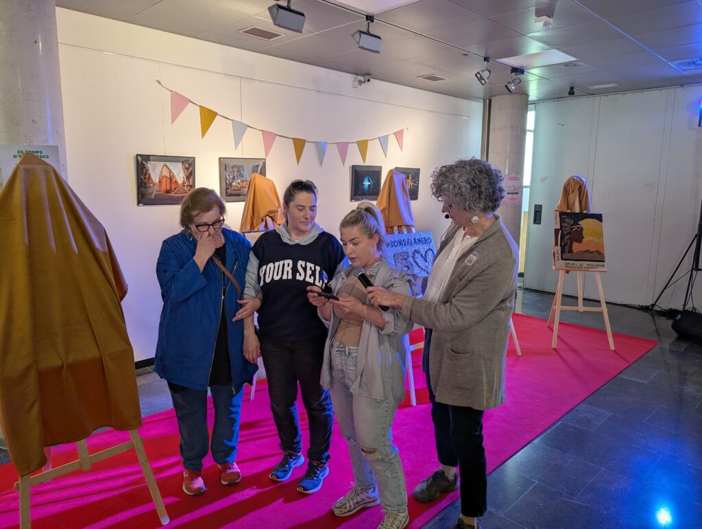 Alumnat del CFA Gavà parla amb els medis sobre la panera de llavors entregada a la Fira d'Espàrrecs de Gavà 2025