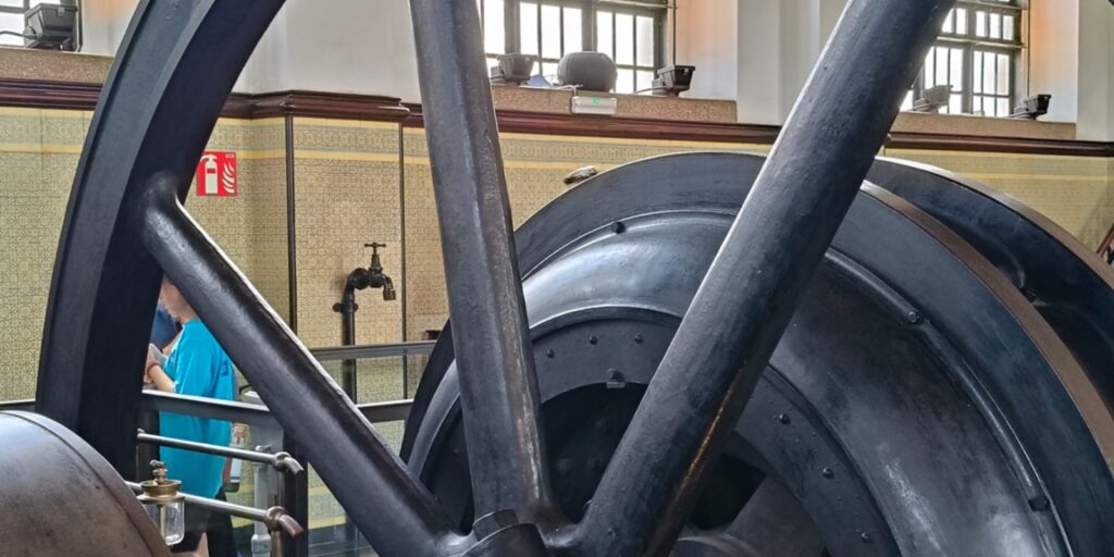 Bàner de la sortida al museu de les Aigües de Cornellà. Sala de màquines