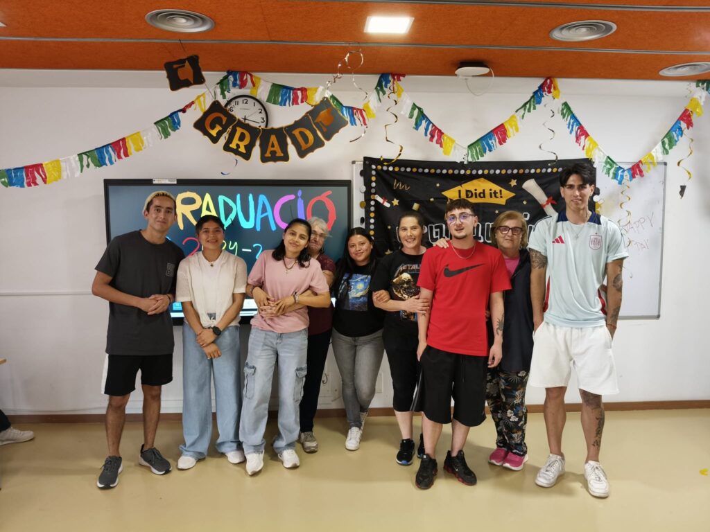 El grup d'alumnes del GESO durant la graduació dels seus companys