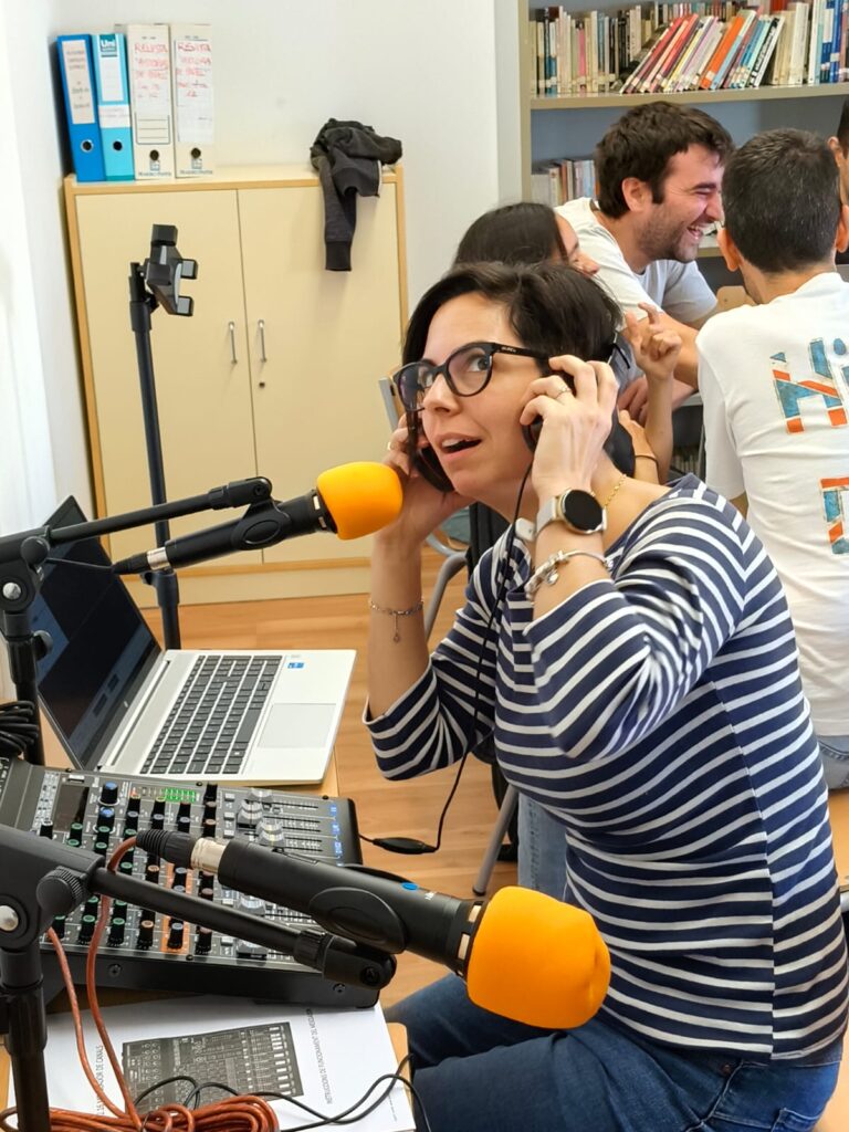 Taller de pòdcasts. Imatge d'un moment del taller.