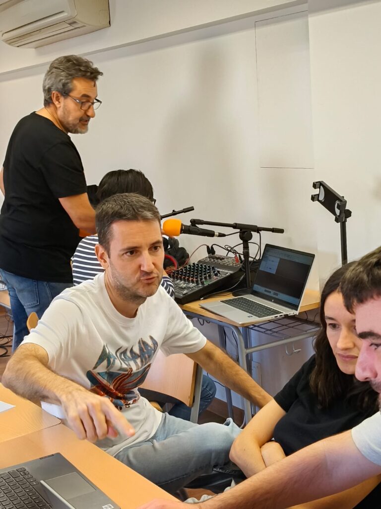 Taller de pòdcasts. Imatge d'un moment del taller.