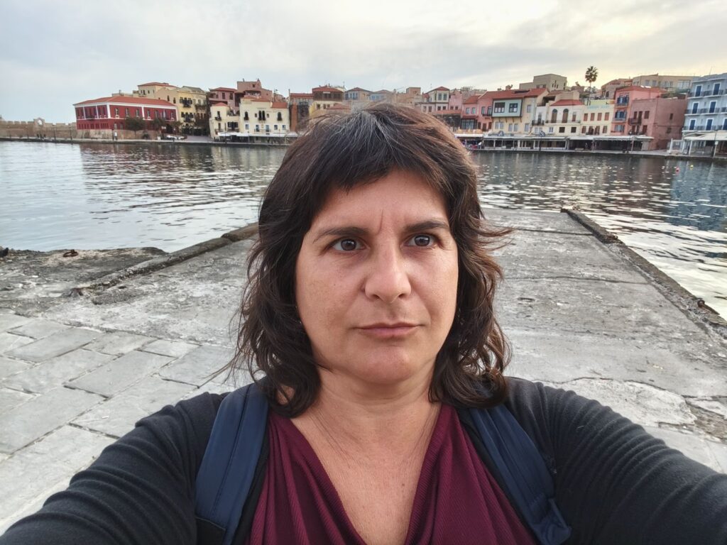 La Sílvia arriba al port de Khània