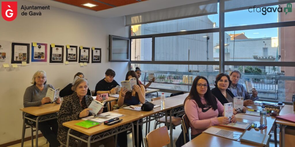 L'alumnat del CFA amb el llibre de lectura del curs 25-26