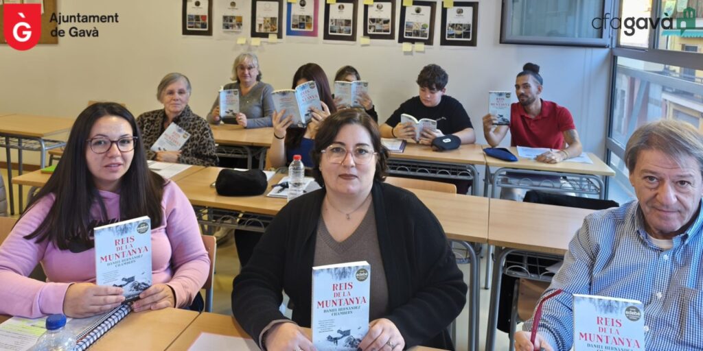 L'alumnat del CFA amb el llibre de lectura del curs 25-26