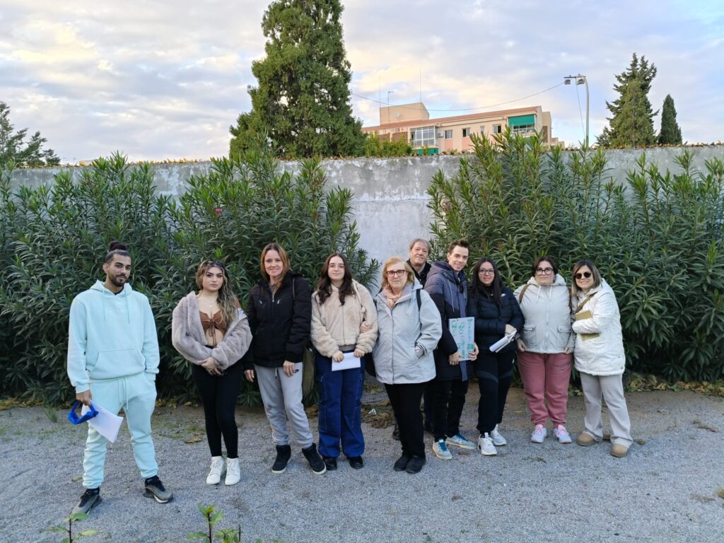 Alumnat a la sortida d'identificació de plantes a Can Sellarès